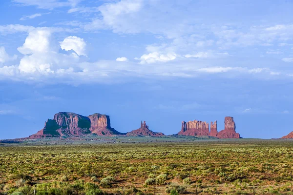 Giant sandstone formation in the Monument valley — Stock Photo, Image