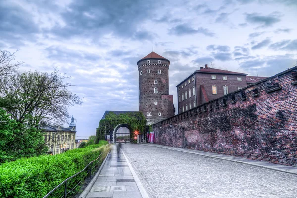 Arquitectura medieval de la Torre Sandomierska y el Castillo de Wawel wal —  Fotos de Stock