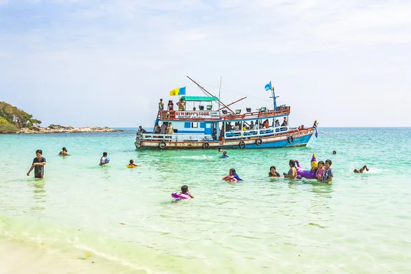 Local people on a Boattrip enjoy the clear water and beach in Ko — Stock Photo, Image