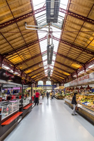 Pessoas fazem compras na antiga sala de mercado em Colmar — Fotografia de Stock