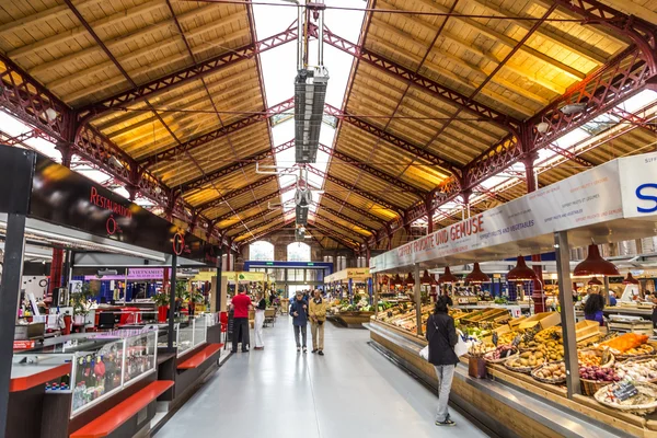 Tienda de personas en el antiguo mercado de Colmar — Foto de Stock