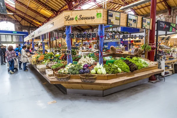 Människor butik i den gamla saluhallen i Colmar — Stockfoto