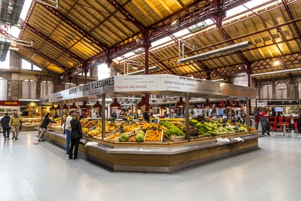 People shop in the old market hall in Colmar — Stock Photo, Image