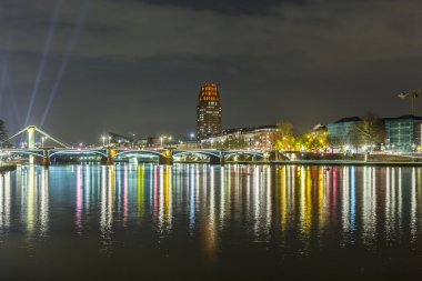 Aydınlatılmış binalar ve Frankfurt gece manzarası
