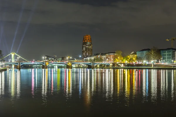 Edifícios iluminados e skyline à noite em Frankfurt — Fotografia de Stock