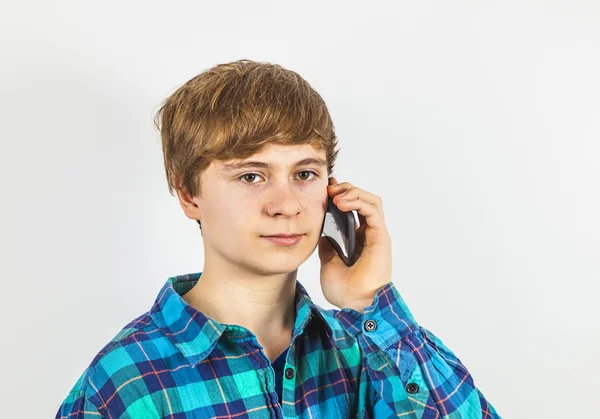 Jongen met een mobiele telefoon — Stockfoto