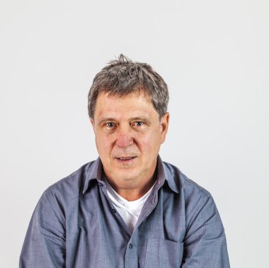 Casual zeki şaşkın adam