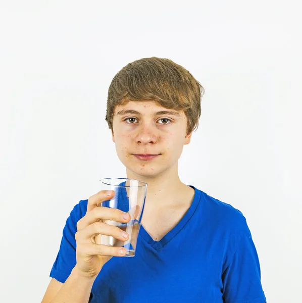 Junge trinkt Wasser — Stockfoto