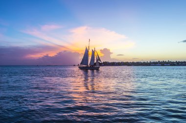 Key West gün batımında yelkenli tekne ile