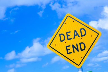 çıkmaz sokak tabelası mavi gökyüzü altında