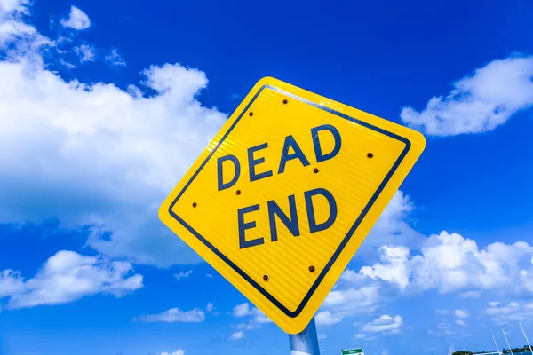 Dead end street sign under blue sky — Stock Photo, Image