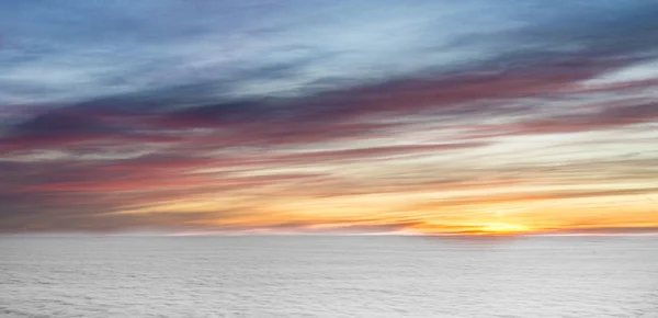 Auringonnousu pilvissä — kuvapankkivalokuva