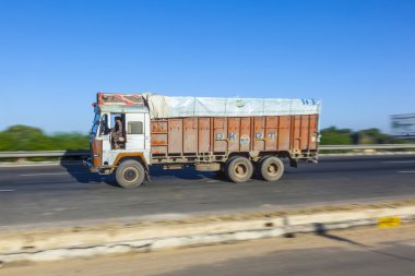 Yamuna hızlı şekilde kamyonet kullandığı 