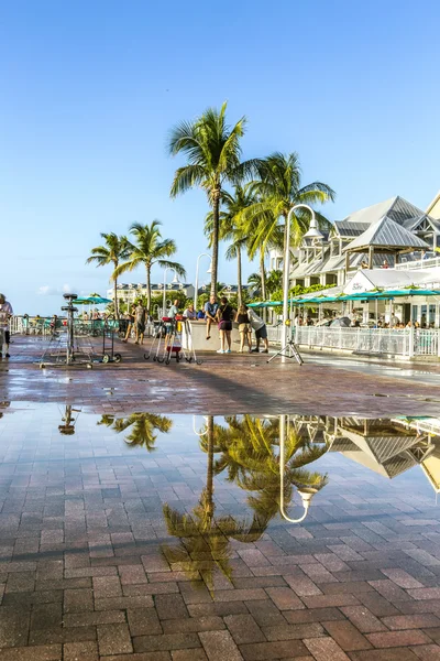 La gente disfruta del atardecer en la plaza Mallory en Key Wes —  Fotos de Stock