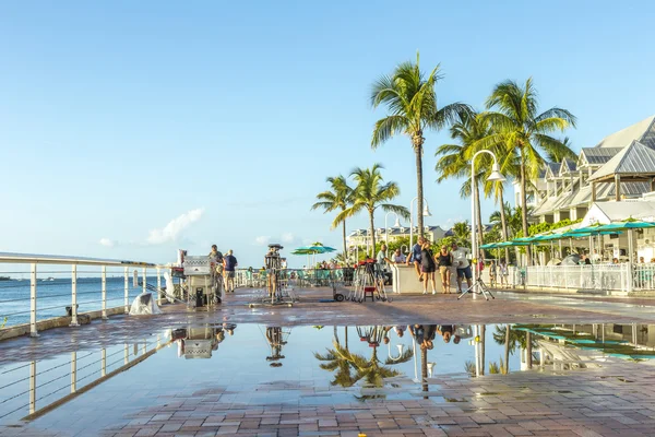 La gente disfruta del atardecer en la plaza Mallory en Key Wes —  Fotos de Stock