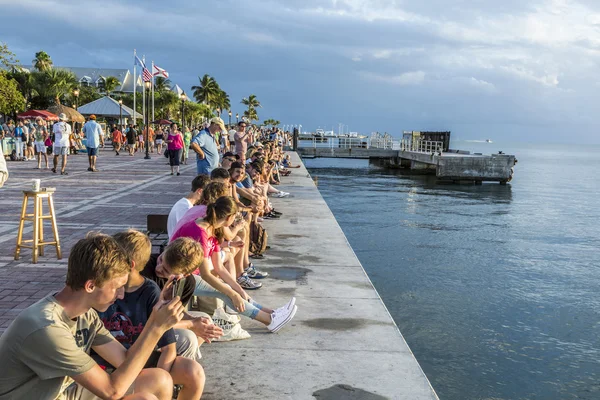 As pessoas apreciam o pôr do sol na praça Mallory em Key Wes — Fotografia de Stock