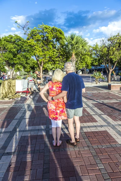 La gente disfruta del atardecer en la plaza Mallory en Key Wes —  Fotos de Stock