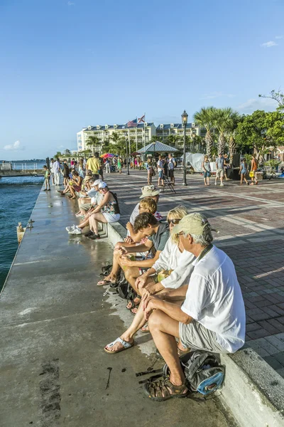 As pessoas apreciam o pôr do sol na praça Mallory em Key Wes — Fotografia de Stock