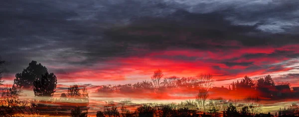 Sonnenaufgang in einem Vorort von München mit Chinool-Winden und Häusern am — Stockfoto