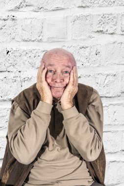 kafa elinde tutan üzüntü içinde yaşlı adam