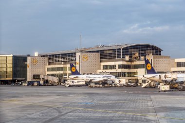 Günbatımı Lufthansa uçağı Frankfurt ile 1 terminalde