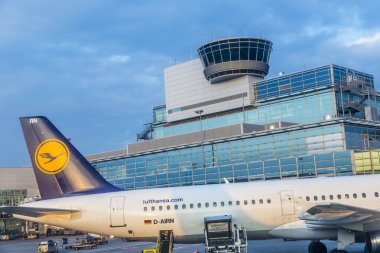  Yeni terminal 1 Frankfurt yolcu uçak