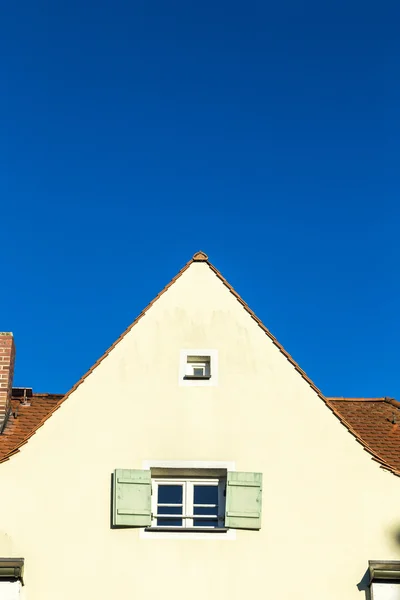 Family home in suburban area with blue sk — Stock Photo, Image