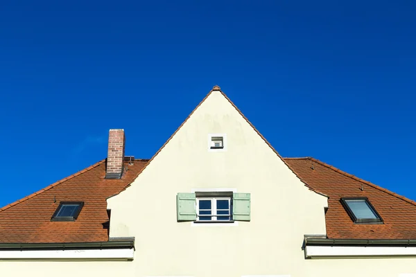 Casa da família na área suburbana com sk azul — Fotografia de Stock