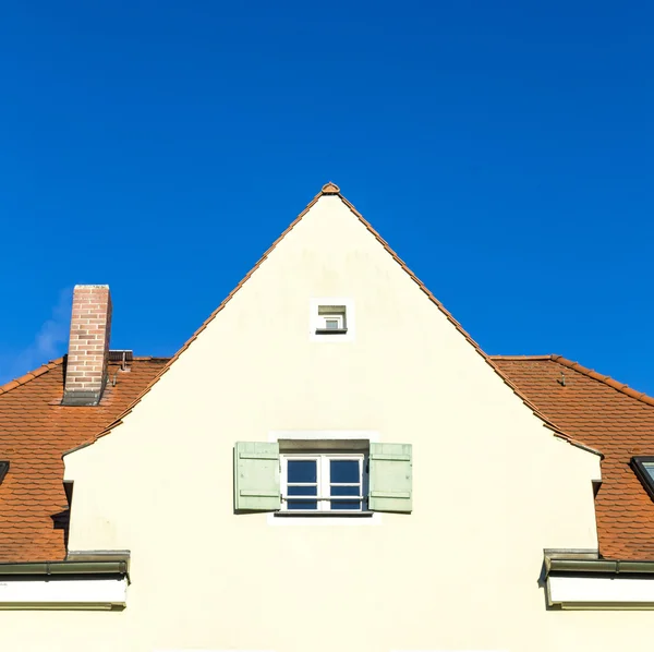 Family home in suburban area with blue sk — Stock Photo, Image