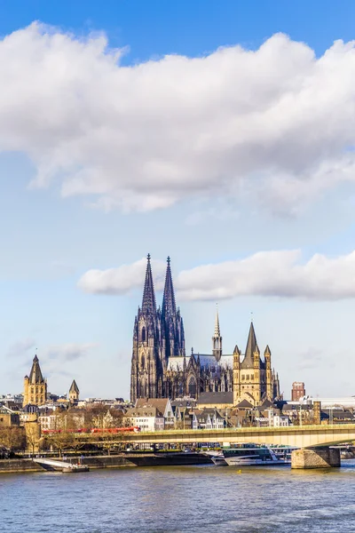 Cologne skyline dengan kubah dan jembatan — Stok Foto
