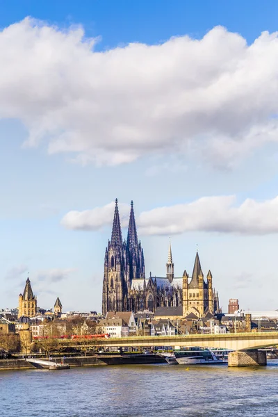 Skyline di Colonia con cupola e ponte — Foto Stock