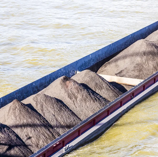 Buque espantoso cargado pesado en el río Rin — Foto de Stock