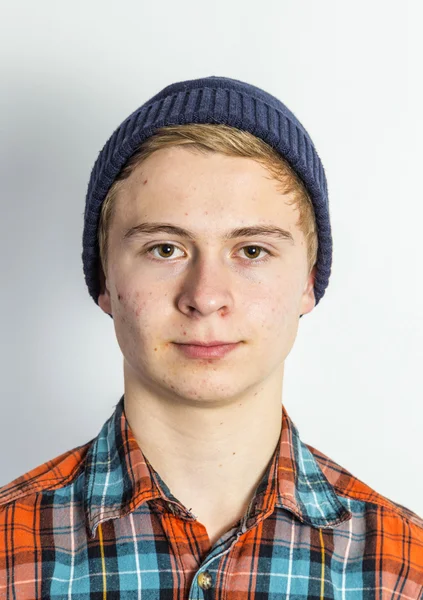 Portret van een positieve jongen camera kijken — Stockfoto