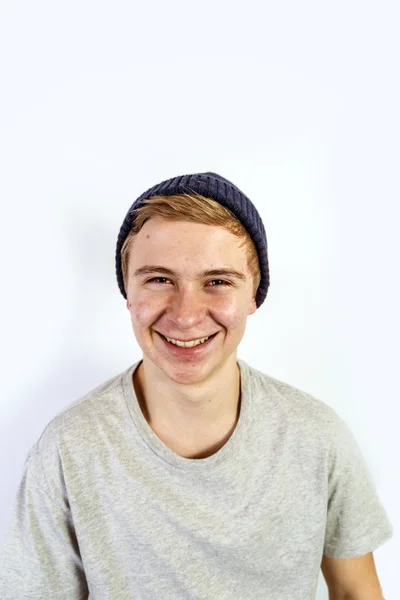 Retrato de un niño feliz sonriente con gorra — Foto de Stock