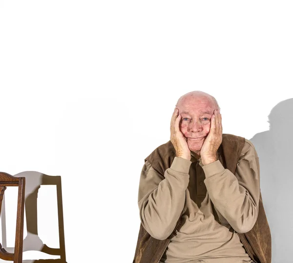 Starší muž v zármutku, drží hlavu v rukou — Stock fotografie