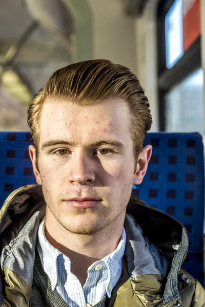 Cool kille med rött hår i ett tåg — Stockfoto