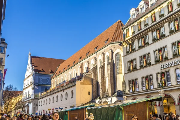 Menschen gehen einkaufen mit Blick auf Hirmer, die größte Herrenmode — Stockfoto