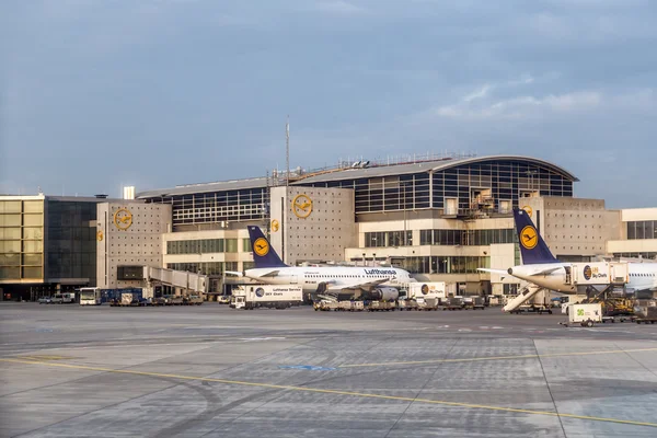 Terminal 1 i solnedgången med Lufthansa flygplan i Frankfurt — Stockfoto