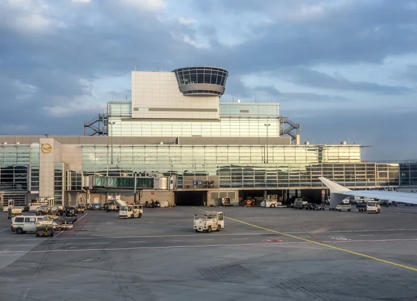 Torre de control de vuelo en la Terminal 1 de Frankfurt a última hora de la tarde — Foto de Stock