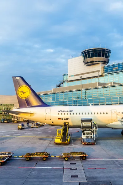 Avion de passagers dans le nouveau terminal 1 à Francfort — Photo