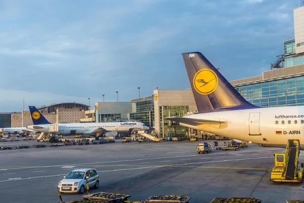 Passagerare flygplan i nya terminal 1 i Frankfurt — Stockfoto