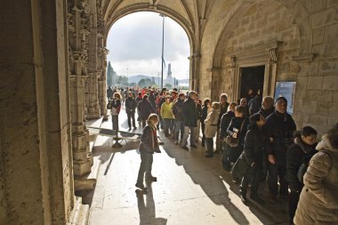 insanlar Jeronimos Manastırı ziyaret