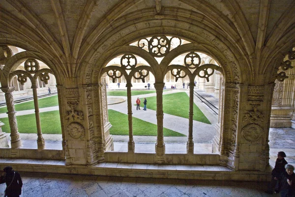 Люди відвідують монастиря Jeronimos — стокове фото