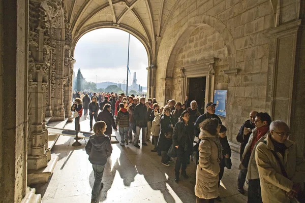 People visit Monastery of Jeronimos — Stock Photo, Image