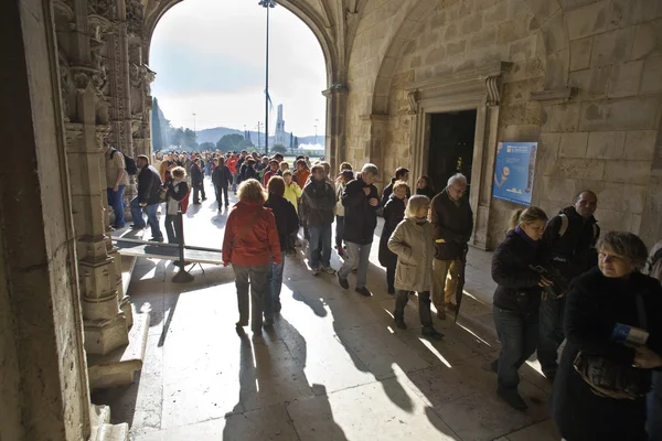 Άνθρωποι επισκέπτονται την Μονή του Jeronimos — Φωτογραφία Αρχείου