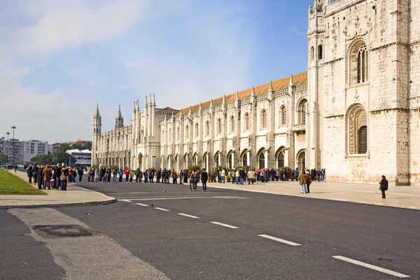 Pessoas visitam Mosteiro de Jerónimos — Fotografia de Stock