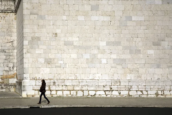 Lidé navštívit klášter Jeronimos — Stock fotografie