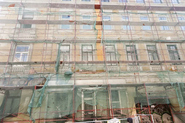 Hombre restaura fachada de edificios del siglo XIX — Foto de Stock