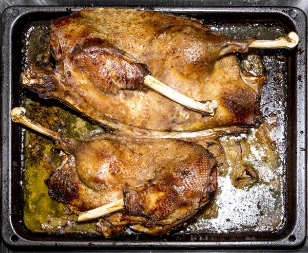 Preparação de ganso assado na cozinha — Fotografia de Stock