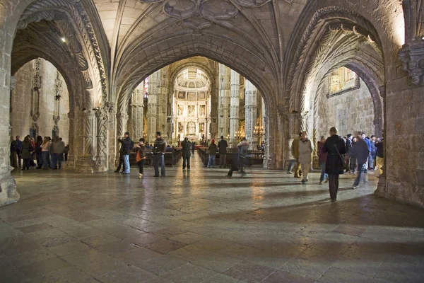 Pessoas visitam o Mosteiro de Jerónimos — Fotografia de Stock